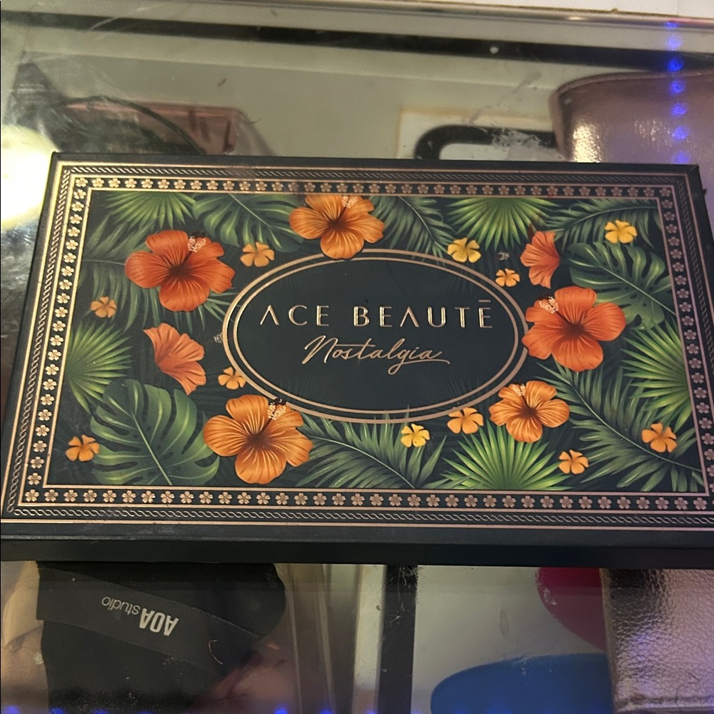 Ace Beaute Nostalgia Eyeshadow Palette - Vibrant Floral Design
